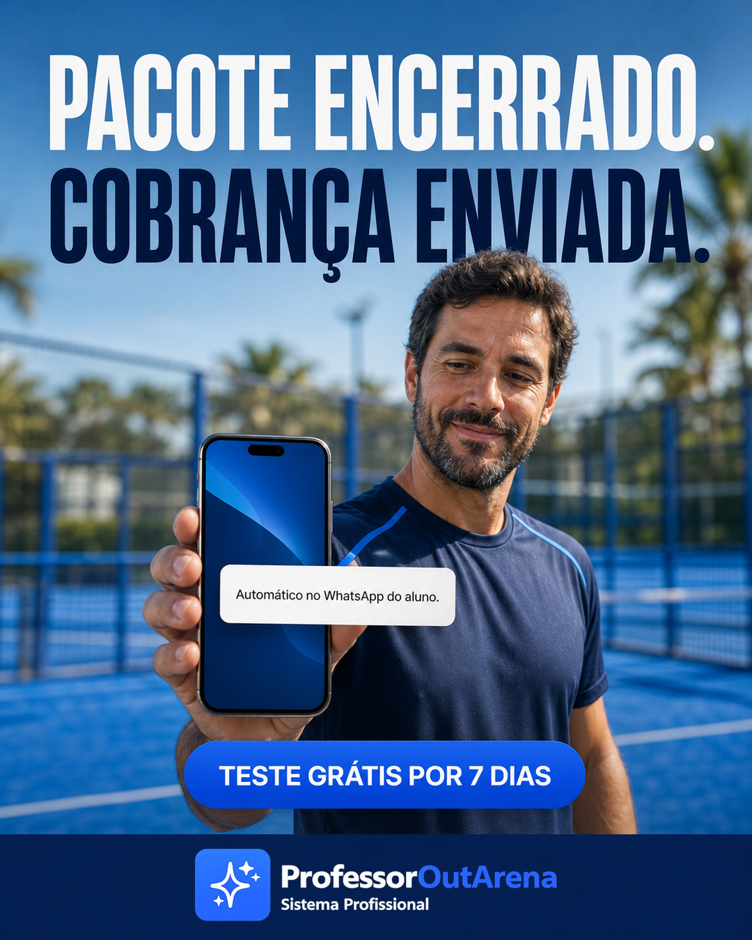 Professor de beach tennis em quadra sorrindo ao olhar o smartphone com notificação de mensalidade recebida via automação do WhatsApp do Professor OutArena.