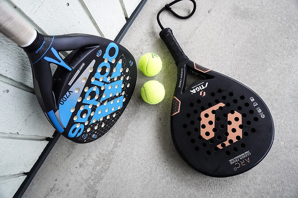 Raquete de padel e bolas