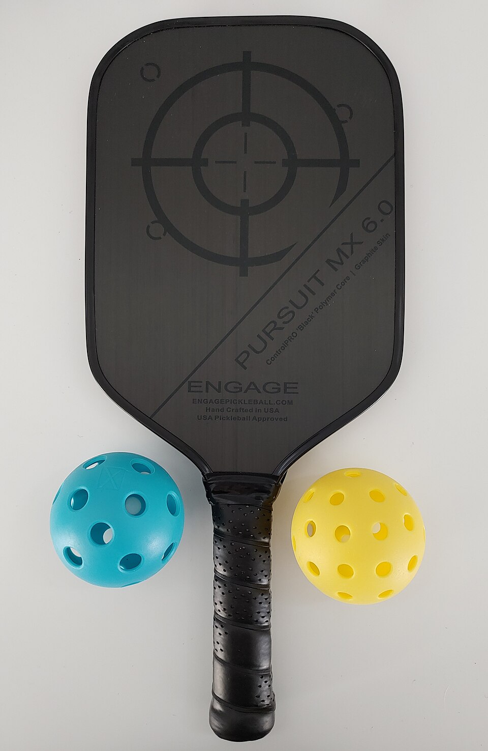 Paddle de pickleball e duas bolas