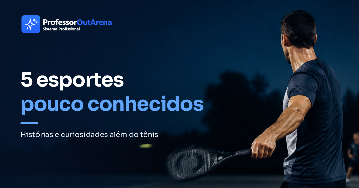 Atleta disputa uma partida de crossminton em uma quadra externa ao anoitecer, com raquete em movimento à direita e espaço editorial escuro à esquerda, sob o título “5 esportes pouco conhecidos” e a marca Professor OutArena.